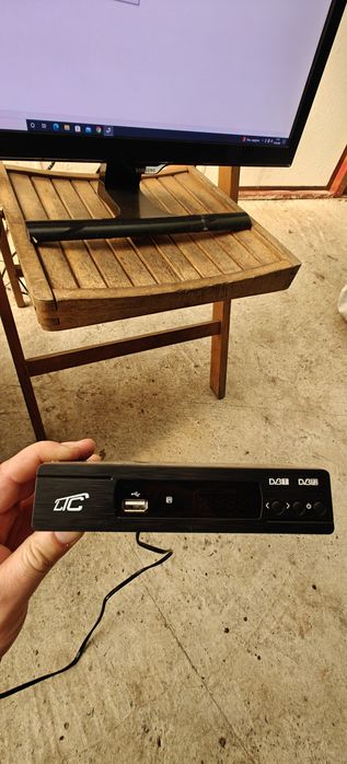 Komputer pc z monitorem i okablowaniem.