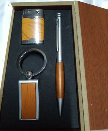 Подарочный набор : Зажигалка, Ручка, Брелок.