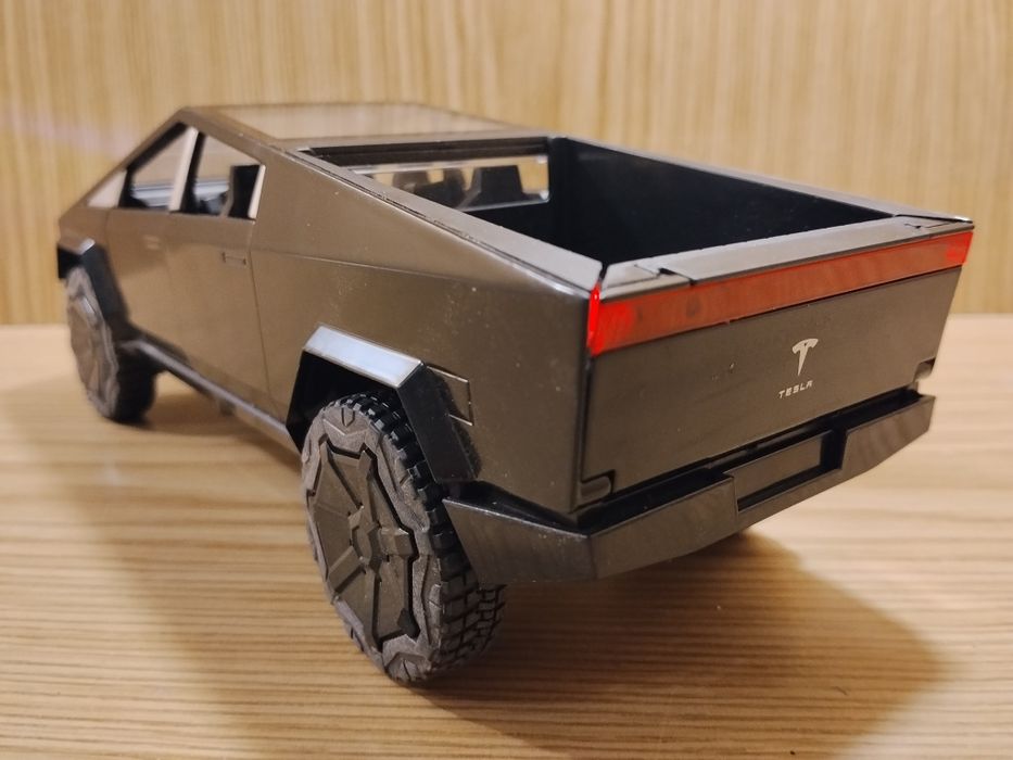 Модель Tesla Cybertruck 1:24 Автопром металл свет звук инерция Тесла