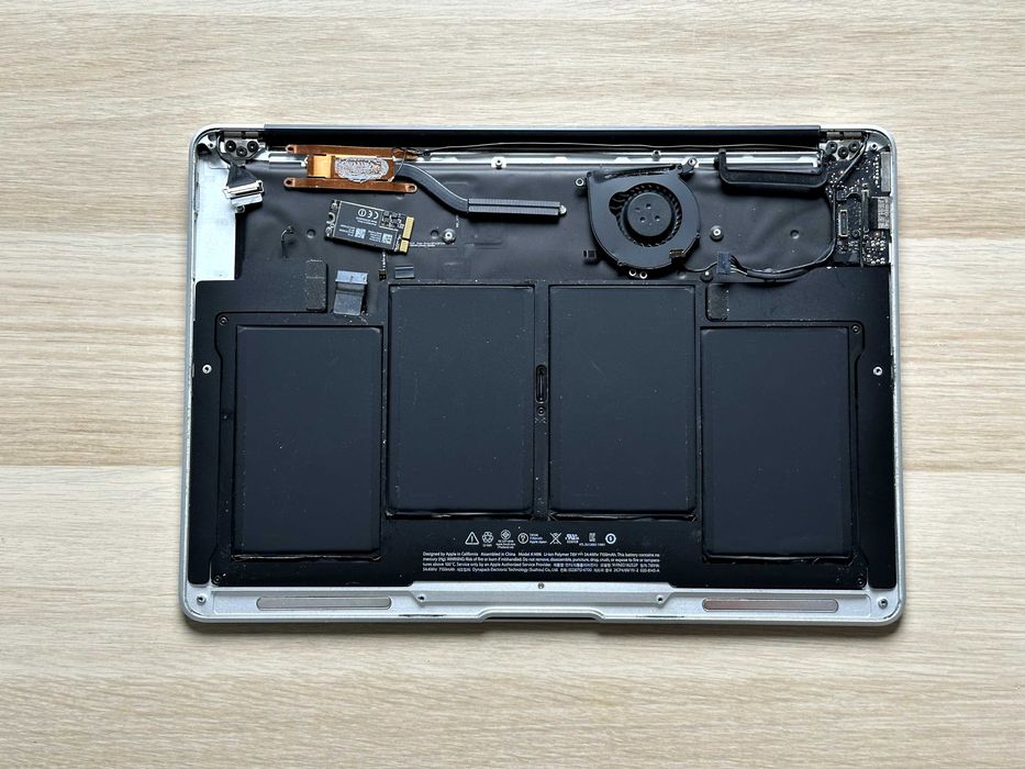 Topcase z ekranem do MacBook Air 13" A1466 (2013–2017) – Na części