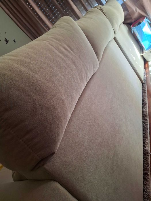 Sofa com chaiselong e 2 puffs