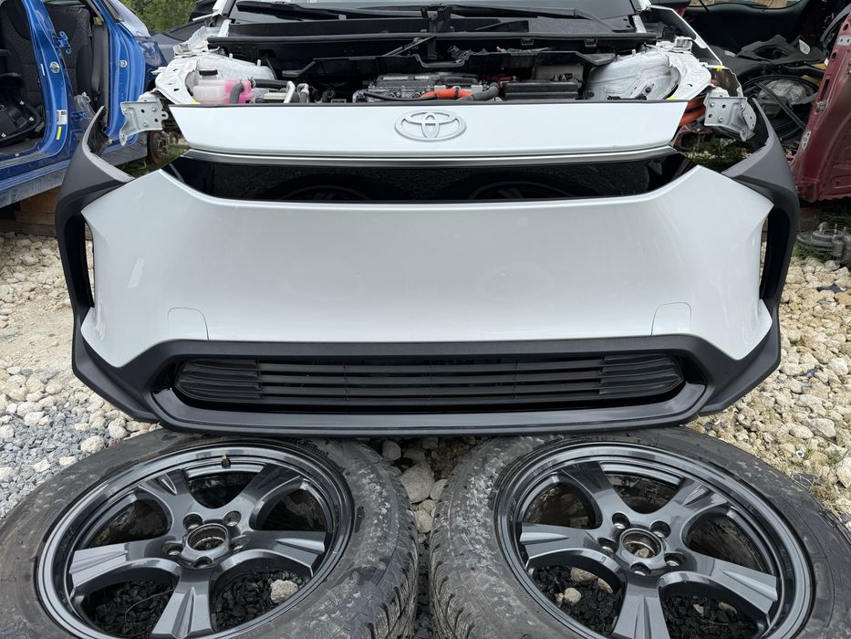 Бампер передній для Toyota bZ4X білого кольору.
