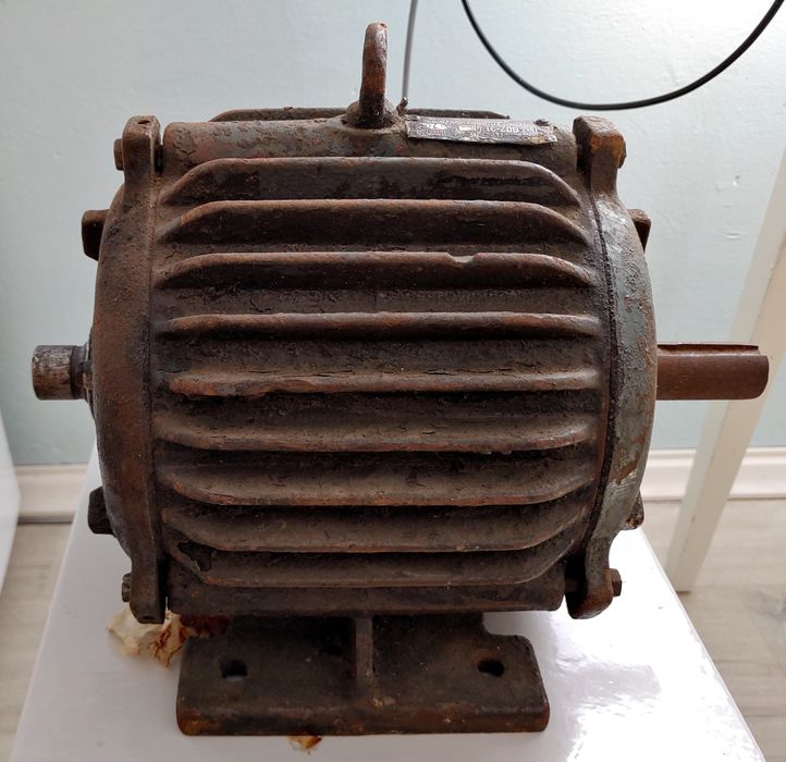 Электромотор АО2-31-4, 2,2 квт. (СССР). Б/у.
220/380 в. 1420 об/мин. 2