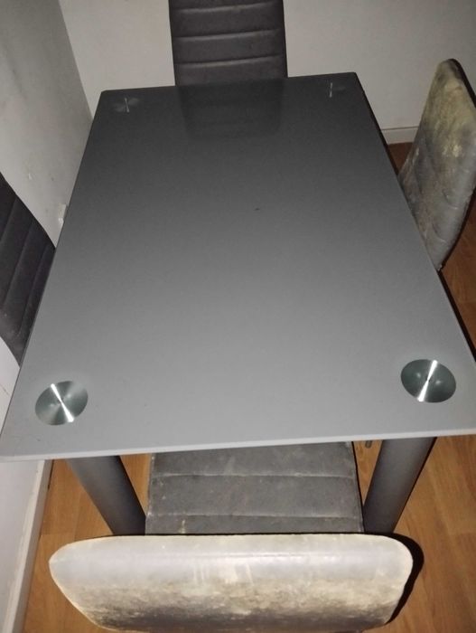 Mesa com tampo de vidro para 4 pessoas - não inclui cadeiras