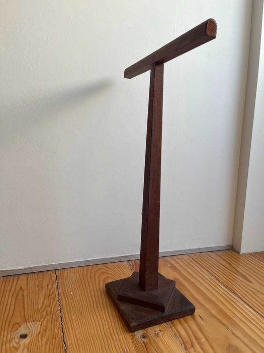 Chapéus organizados com estilo – expositor em madeira