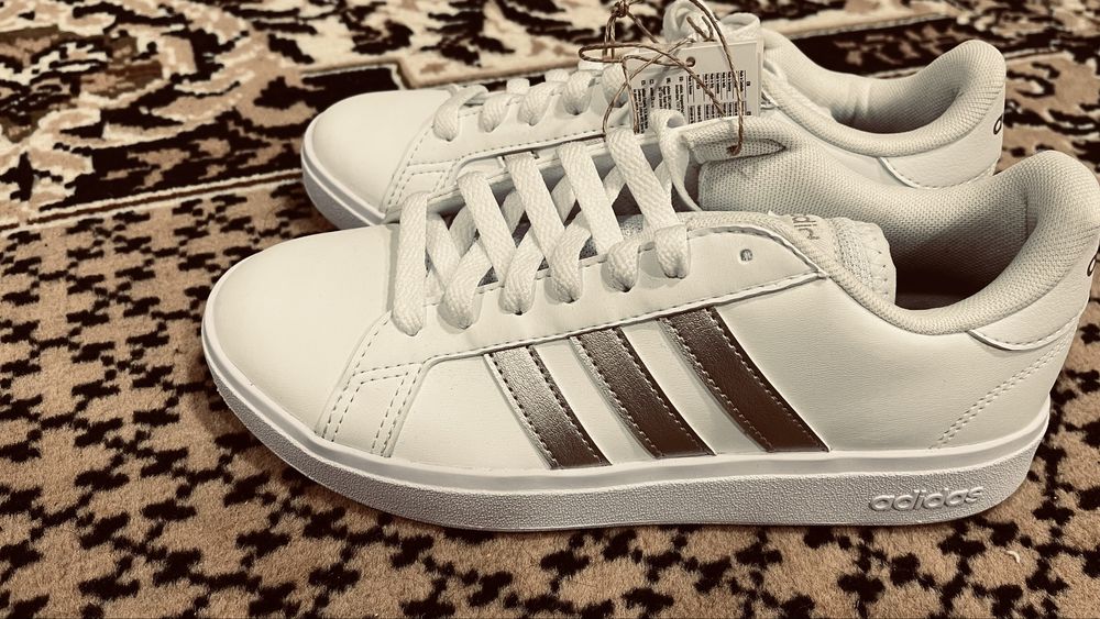 кросівки adidas мають елегантний зовнішній вигляд