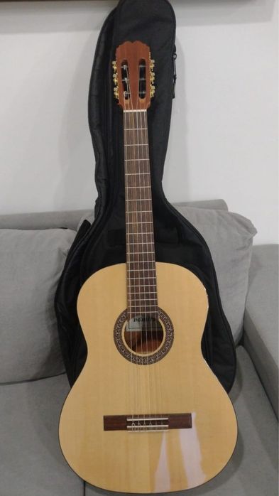 Violão praticamente sem uso