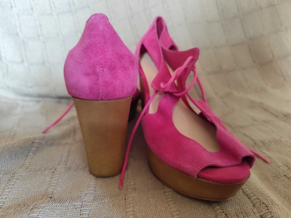 Sapatos saltos modernos