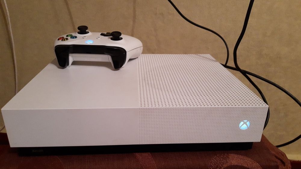 Продам консоль в ідеальному стані, Xbox one s 1 tb.
