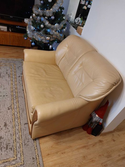 Kremowa rozkładana sofa