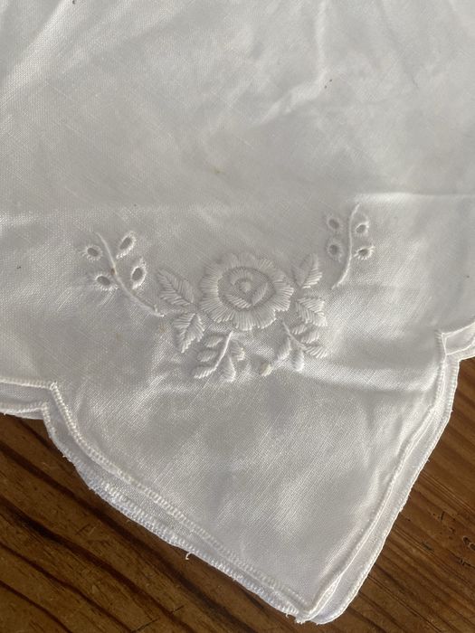 Toalha grande de linho bordada com guardanapos - Nova