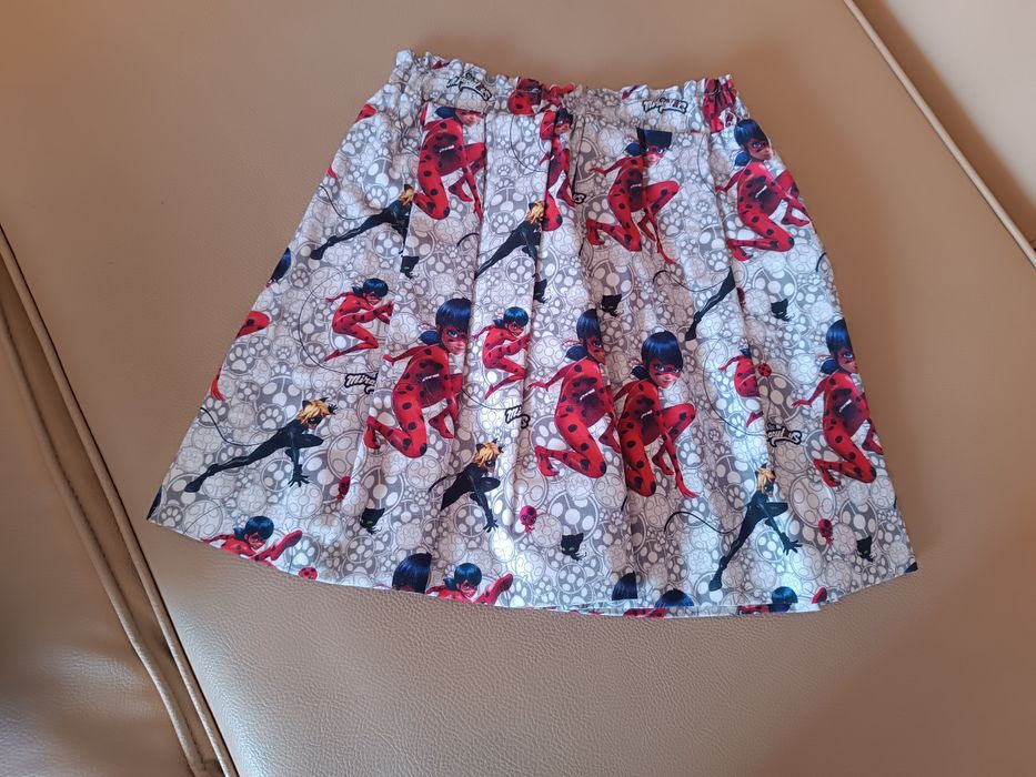 Saia Miraculous. Lady Bug. Feira à mão.