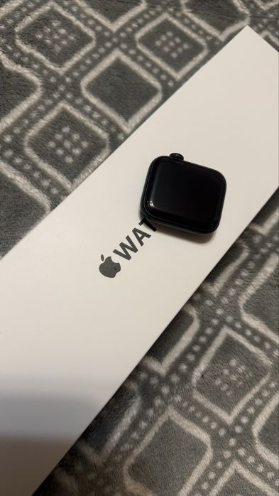 Смарт-годинник Apple Watch SE 40MM у бездоганному стані.