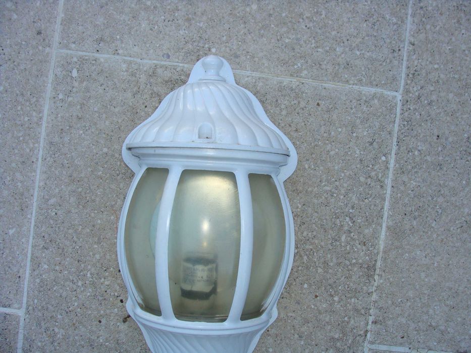 Candeeiro Branco de Parede com Vidro