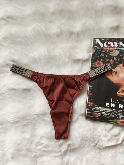 Satynowe stringi damskie z cyrkoniami love secret