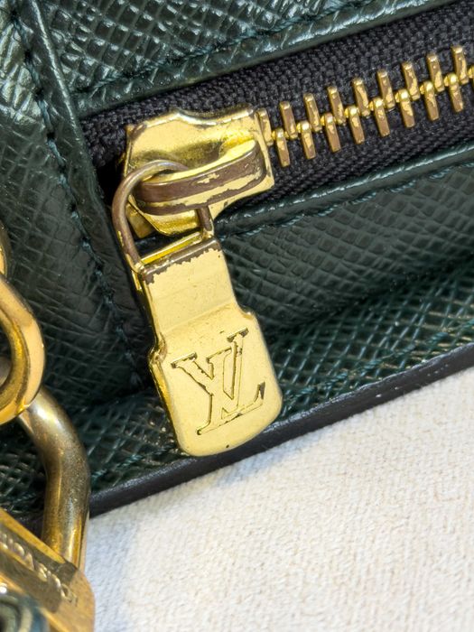 Louis Vuitton Pochette Baikal Taiga Épicea Verde – Detalhes Dourados