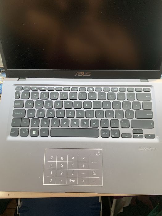Portátil ASUS 14" (i3 11.ª Ger / 8GB / SSD) + Capa e Rato