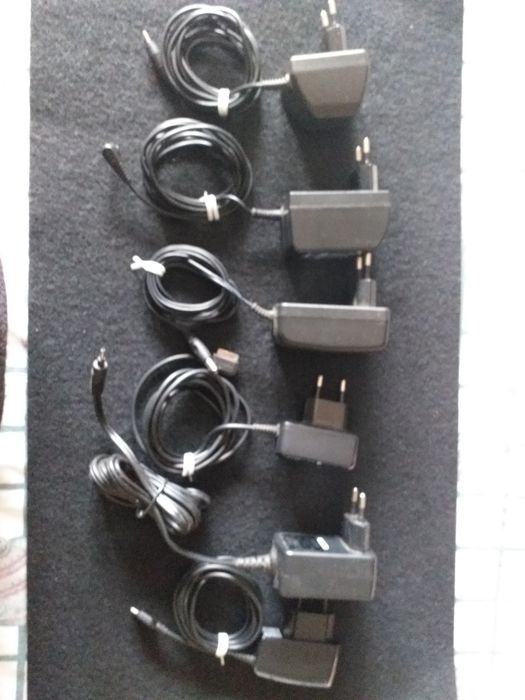 Varios carregadores para telemoveis, aparelhos e PC