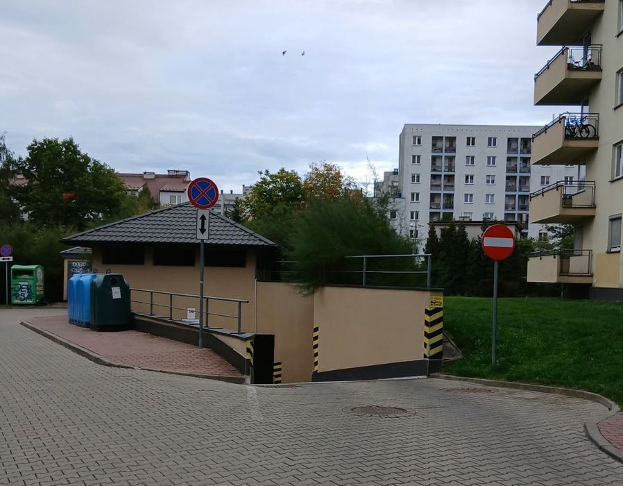 Sprzedam miejsce w garażu – Kraków, Ruczaj, ul. Grota-Roweckiego 51B