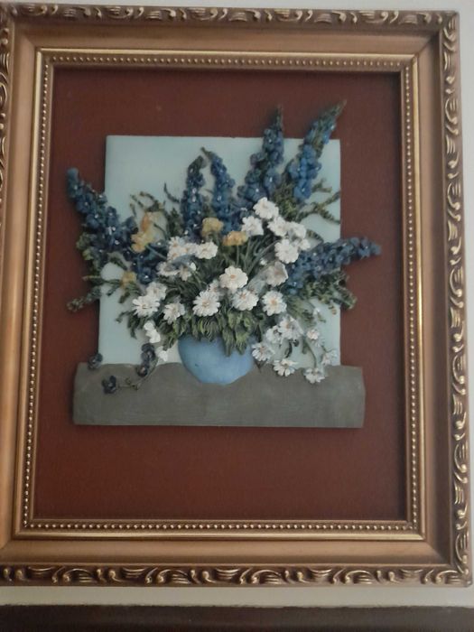 Quadro em relevo com moldura dourada