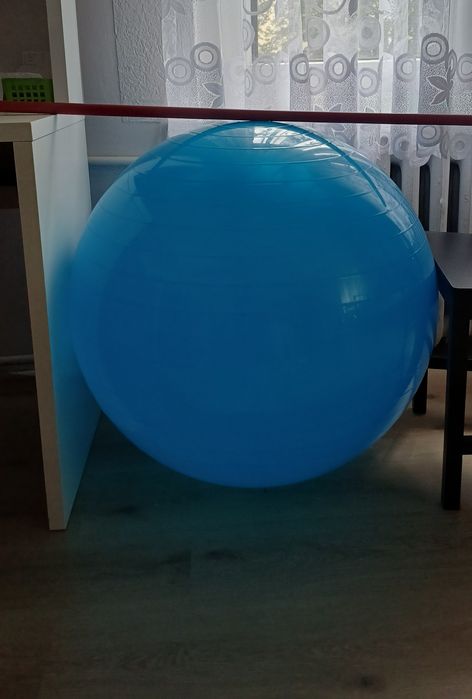 Bardzo duża piłka fitness do ćwiczeń dla wysokiej osoby