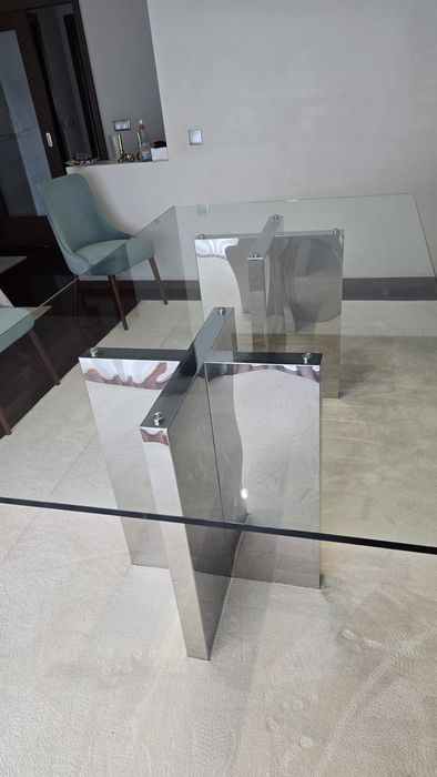Mesa de jantar de vidro temperado com medidas de 2,20 m por 1,20 m.