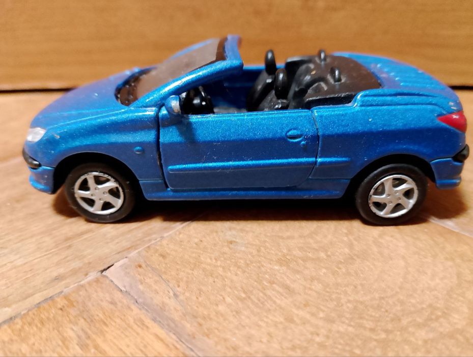 Продам інерційну машику у відмінному стані