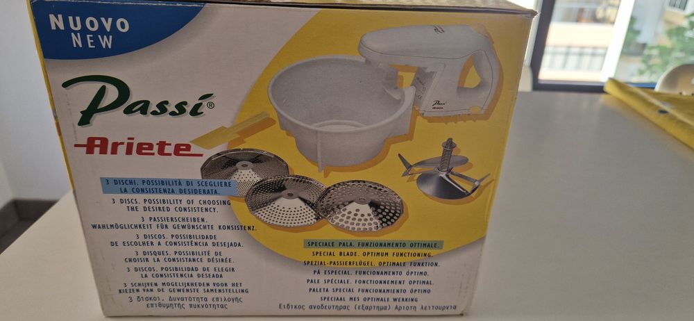 Selling an electric pasta maker by ARIETE