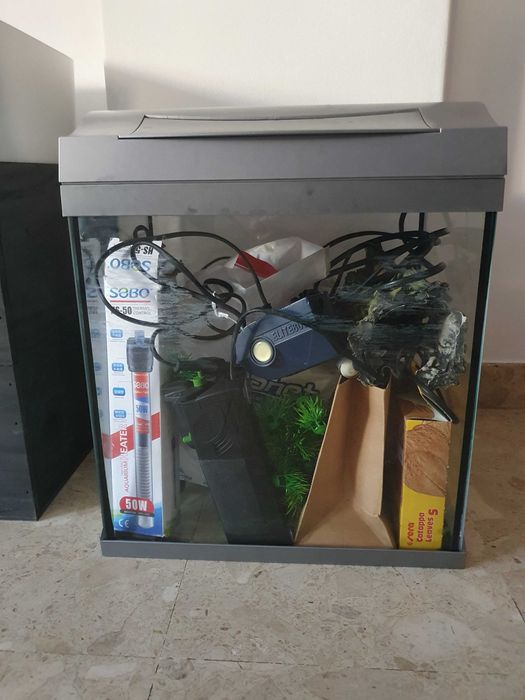 Aquário da marca Tetra e acessórios