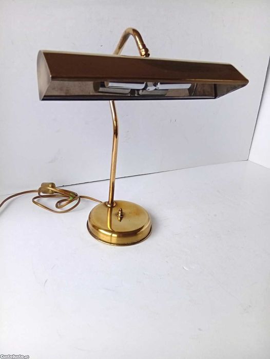 Candeeiro dourado de secretária
