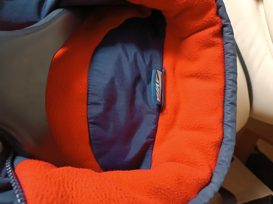 blusão azul e vermelho