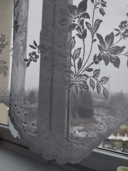 Biała firanka wzór  kwiatowy dołem falowana dł. 118 cm, szer. 360