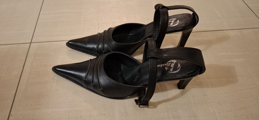 Czarne szpilki z czubkiem, pasek na kostce