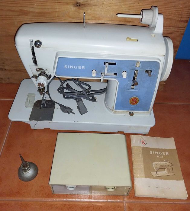 Máquina de Costura - Singer 612