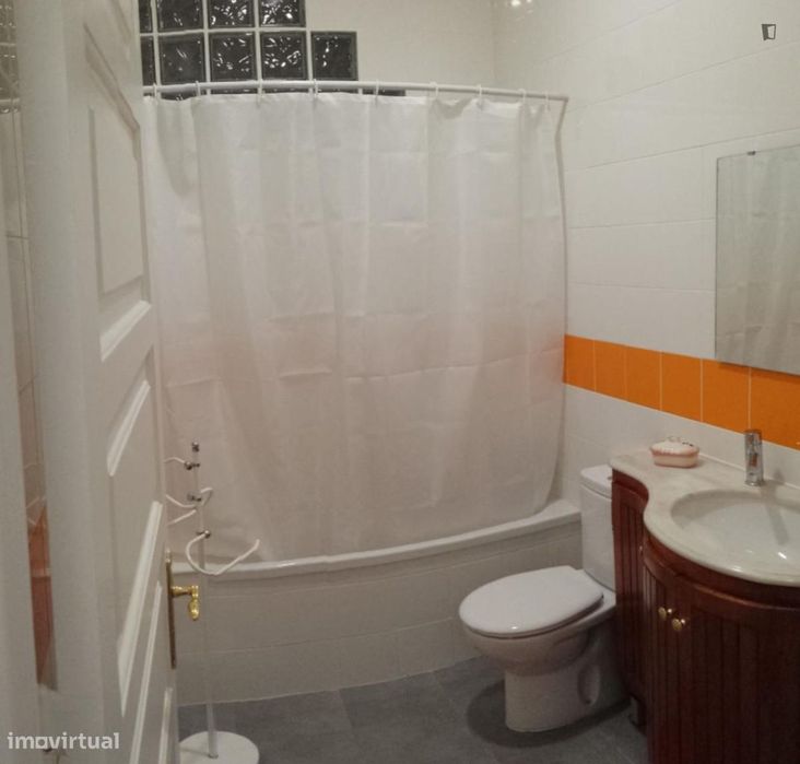 Quarto - localizado em Arroios Lisbon