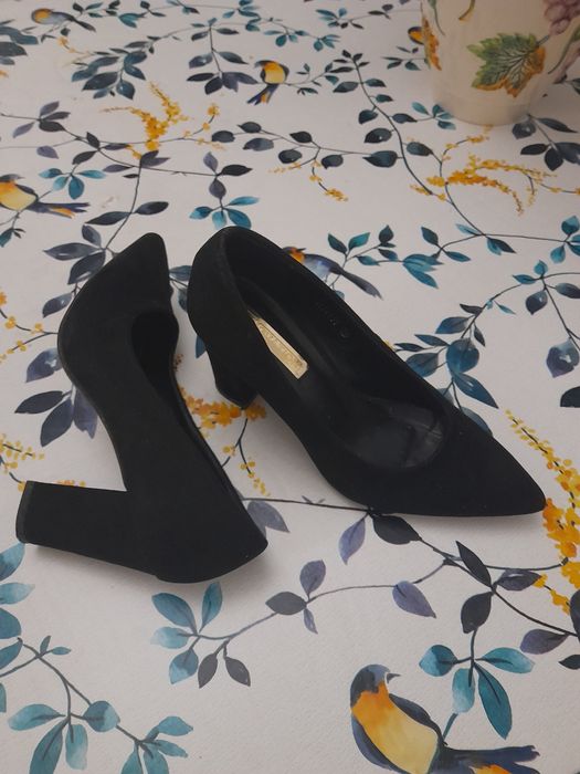 Sapatos clássicos pretos de camurça innovation, salto medio