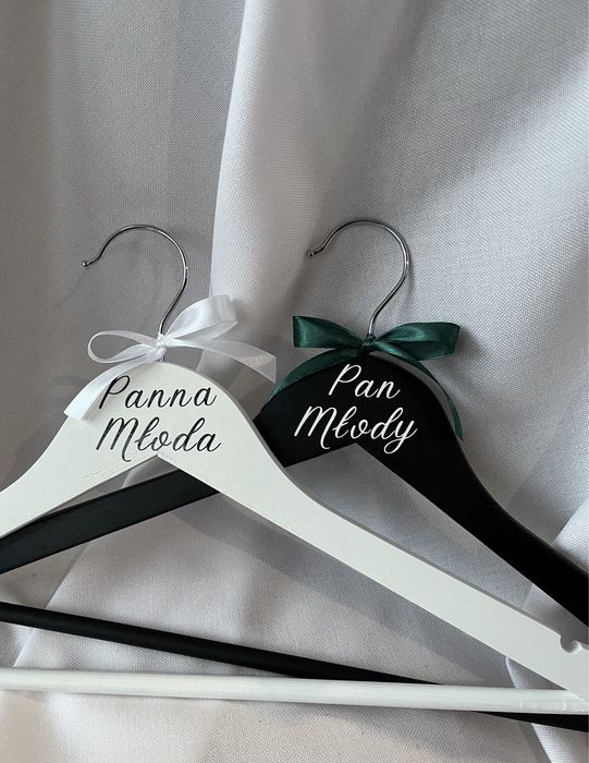 Wieszaki weselne ślubne biało-czarne Panna Młoda Pan Młody
