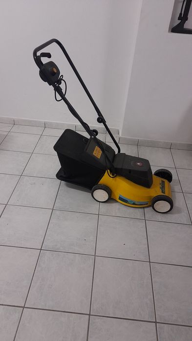 Máquina cortar relva usada.