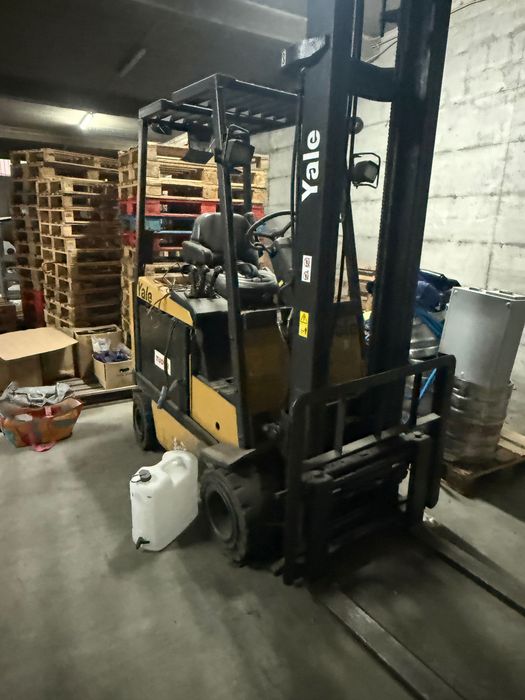 Empilhador elétrico Yale – 2 toneladas para reparação
