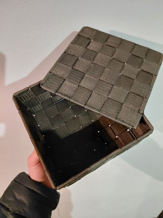 Cesto pequeno de arrumação 4€