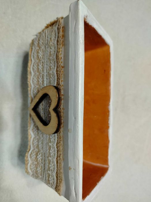 Doniczka ceramiczna biała z ozdobą  20 cm