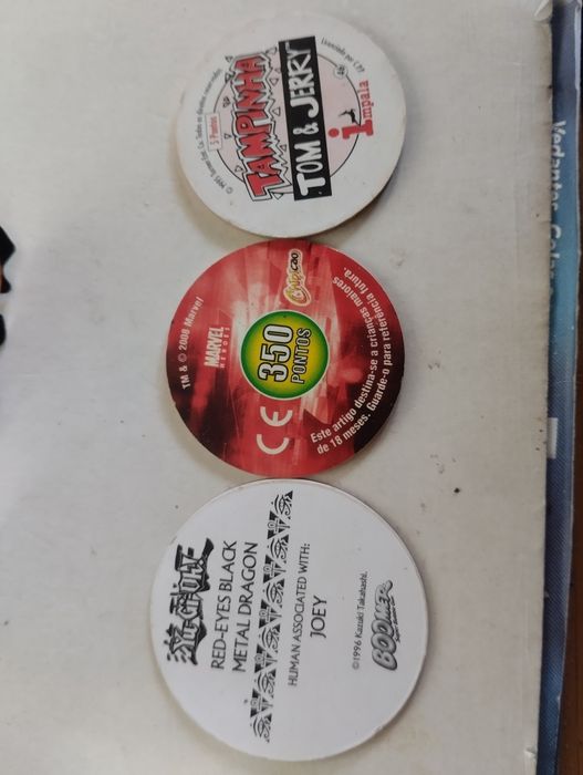 (A) Tazos de vários temas