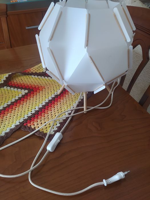 Candeeiro de mesa ikea muito bonito.