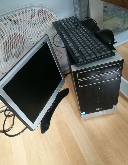 komputer Philips IQON model ZKIQON006 monitor klawiatura myszka