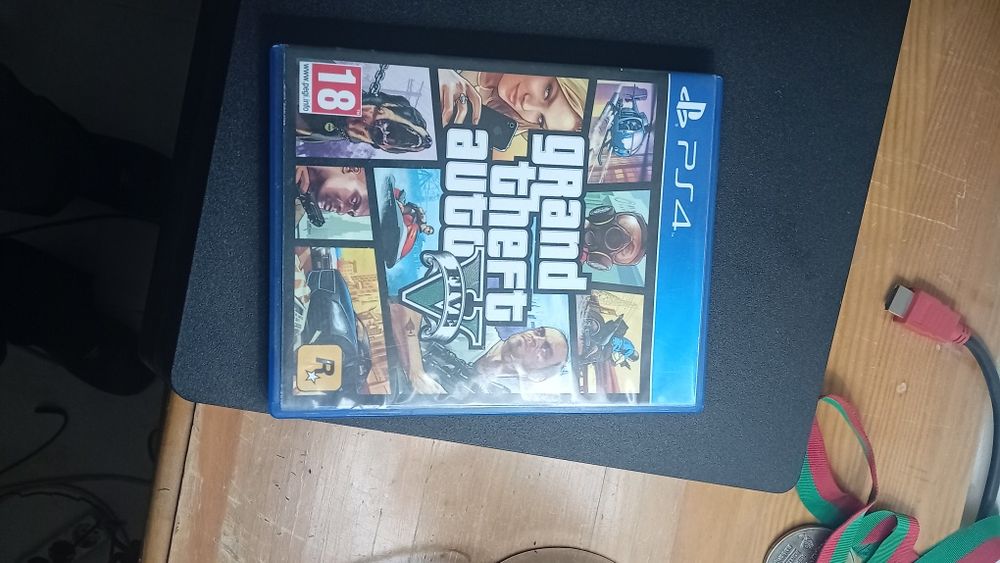 Playstation 4 slim 500GB +Gta5 +2 comandos Raptor sem fio