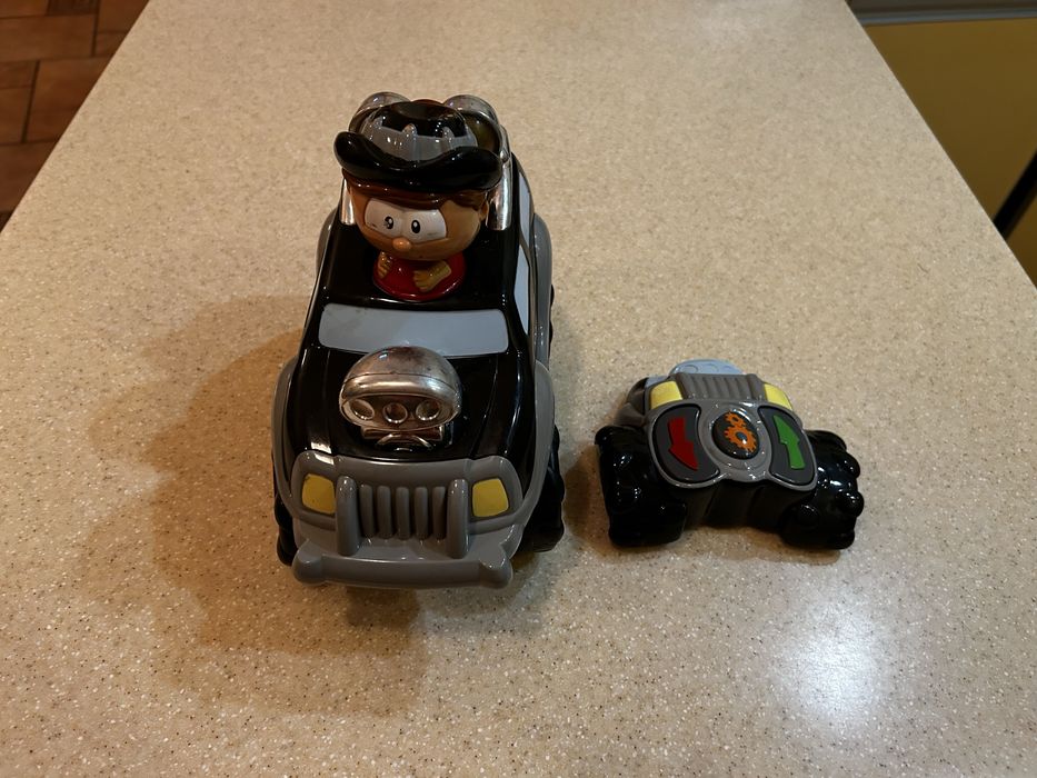 Машина на дистанционном управлении, б/у с музыкой и подсветкойу.