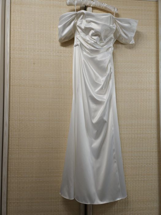 Атласна весільна сукня S–M | розріз спереду | ідеальний стан