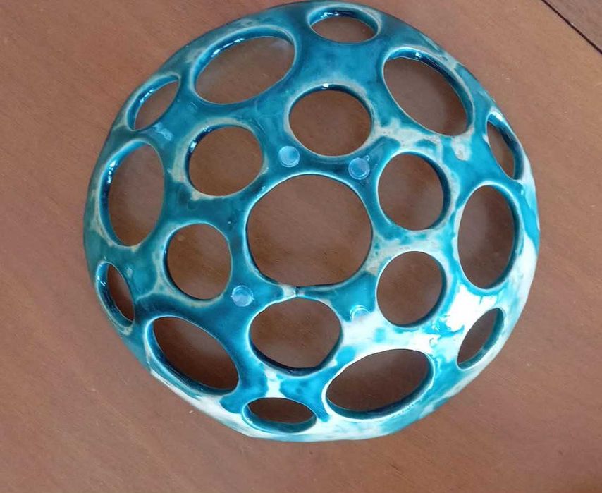 Taça decorativa, em cerâmica artesanal. Cor verde com pequenas manchas bege