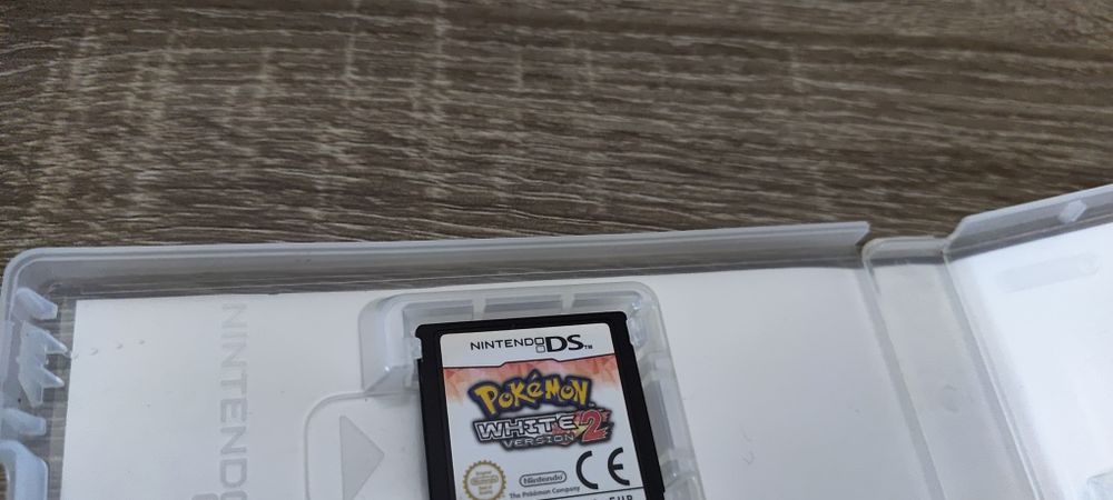 Pokémon White Version 2 para Nintendo DS, com cartucho e caixa.