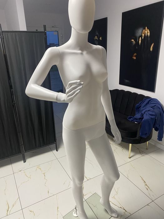 Manekin na ubrania bialy